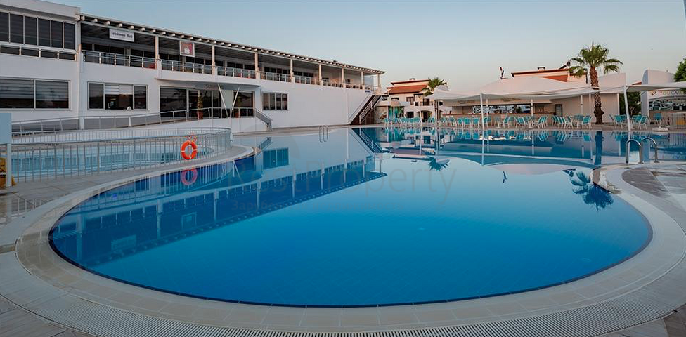 فيلا 3 + 1 مع أثاث في مجمع فندقي في بيليك أنطاليا