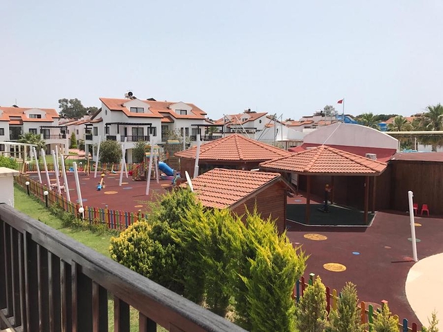 فيلا 3 + 1 مع أثاث في مجمع فندقي في بيليك أنطاليا