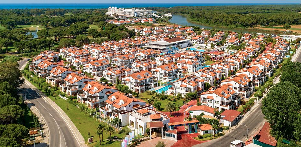 فيلا 3 + 1 مع أثاث في مجمع فندقي في بيليك أنطاليا