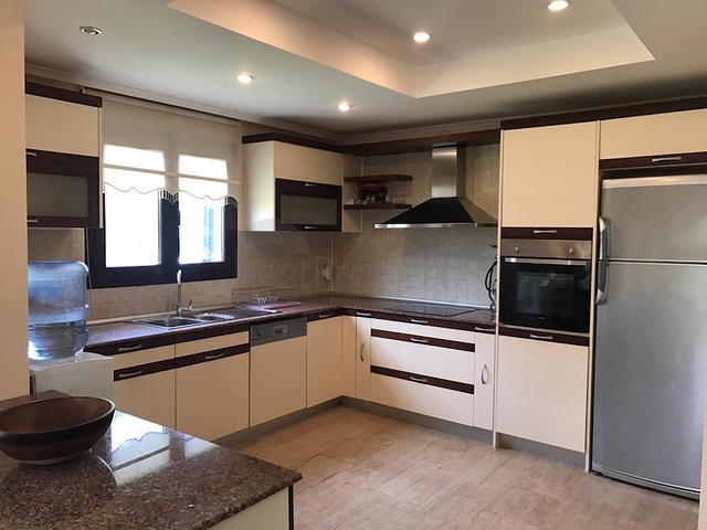 فيلا 3 + 1 مع أثاث في مجمع فندقي في بيليك أنطاليا