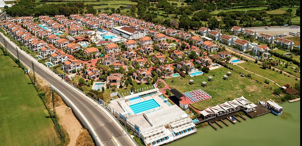 فيلا 3 + 1 مع أثاث في مجمع فندقي في بيليك أنطاليا