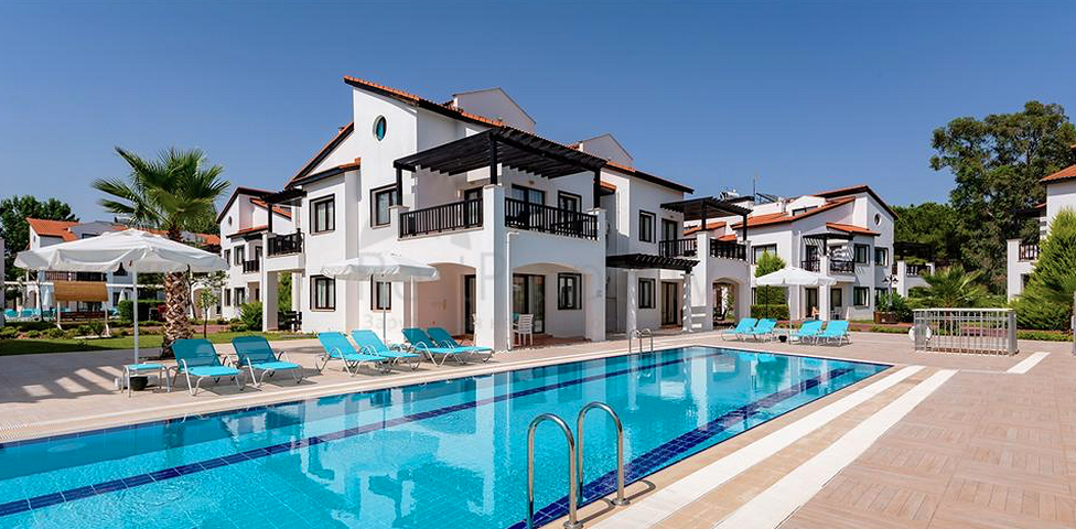 فيلا 3 + 1 مع أثاث في مجمع فندقي في بيليك أنطاليا