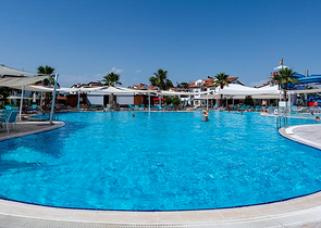 فيلا 3 + 1 مع أثاث في مجمع فندقي في بيليك أنطاليا