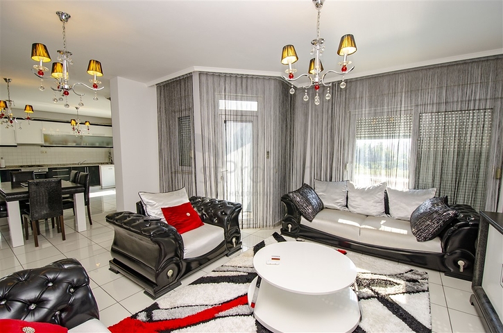 3 + 1 شقة مع الاثاث في مجمع في هورم كونيالتي أنطاليا