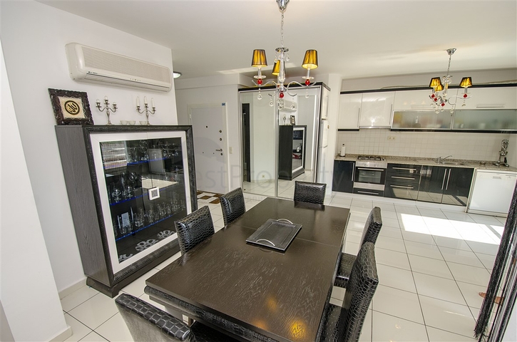 3 + 1 شقة مع الاثاث في مجمع في هورم كونيالتي أنطاليا