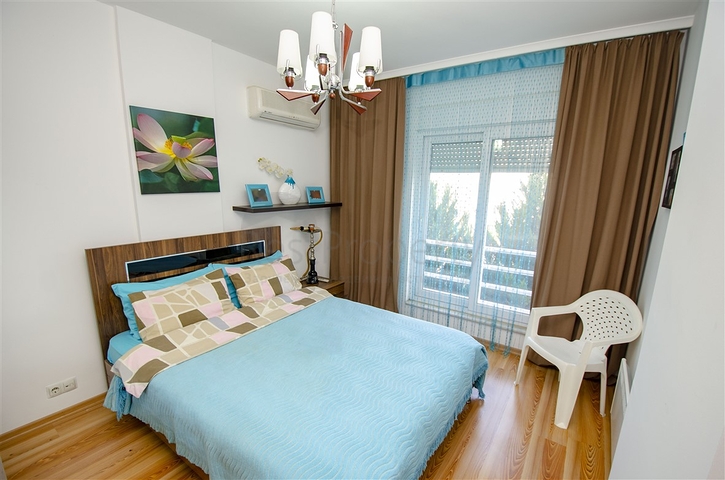 3 + 1 شقة مع الاثاث في مجمع في هورم كونيالتي أنطاليا