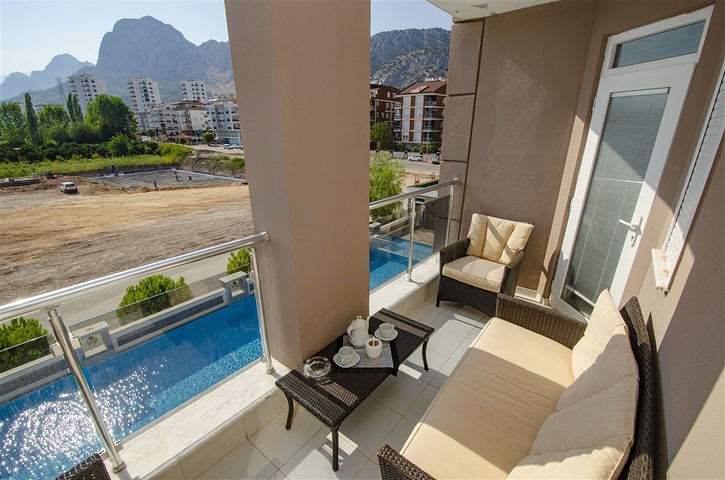 3 + 1 شقة مع الاثاث في مجمع في هورم كونيالتي أنطاليا