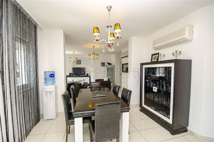 3 + 1 شقة مع الاثاث في مجمع في هورم كونيالتي أنطاليا