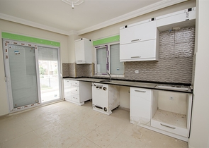 شقق 2 + 1 ، 3 + 1 في مجمع جاهز في كيبيز أنطاليا