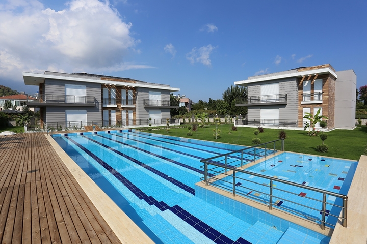 شقق 2 + 1 في مجمع جديد في كاميوفا كيمير 800 متر من البحر