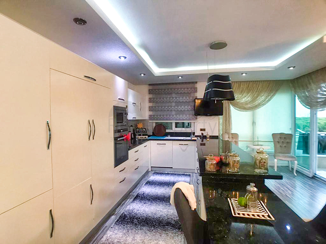 شقة فسيحة 4 + 1 مع أثاث في أنجالي كونيالتي أنطاليا