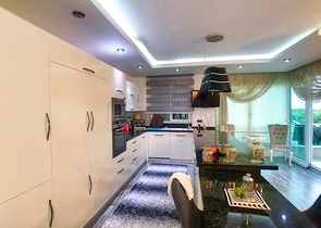 شقة فسيحة 4 + 1 مع أثاث في أنجالي كونيالتي أنطاليا