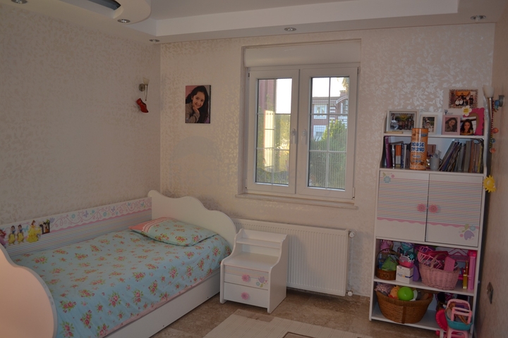 فيلا 4 + 1 مع أثاث في وسط بيليك