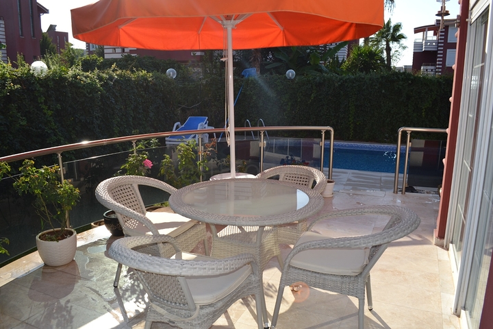 فيلا 4 + 1 مع أثاث في وسط بيليك