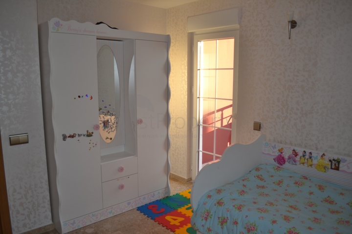 فيلا 4 + 1 مع أثاث في وسط بيليك