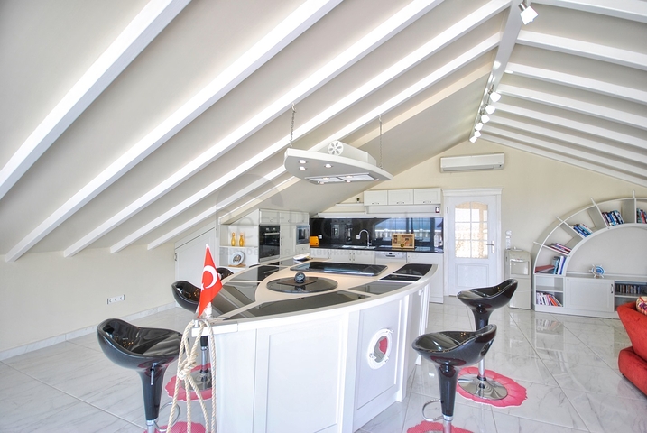 فيلا رائعة منفصلة للبيع مطلة على البحر في أنطاليا - كيمير