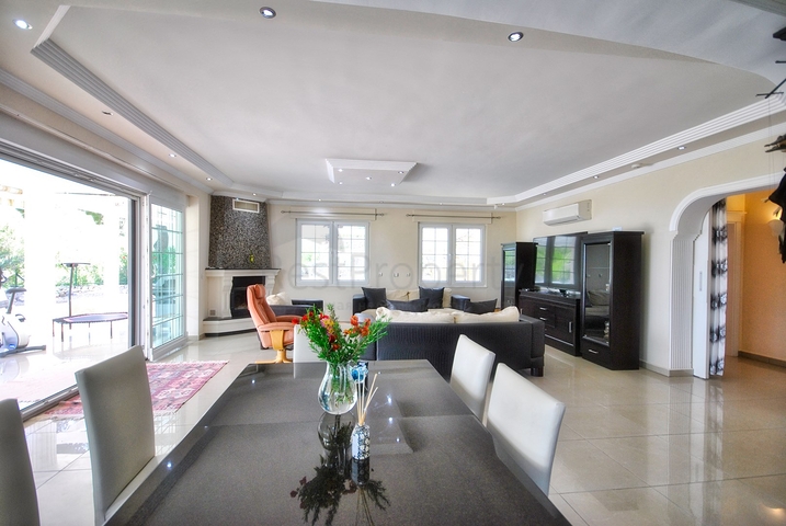 فيلا رائعة منفصلة للبيع مطلة على البحر في أنطاليا - كيمير