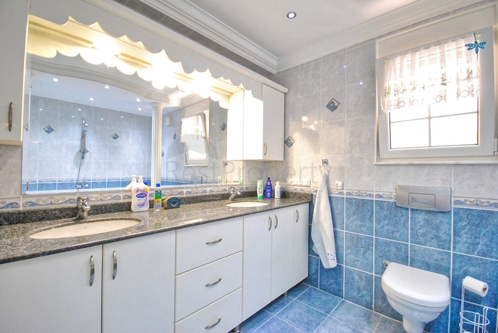 فيلا رائعة منفصلة للبيع مطلة على البحر في أنطاليا - كيمير