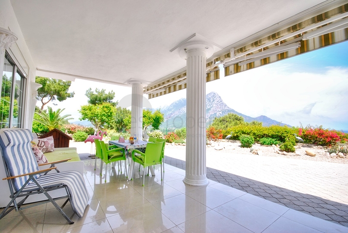 فيلا رائعة منفصلة للبيع مطلة على البحر في أنطاليا - كيمير