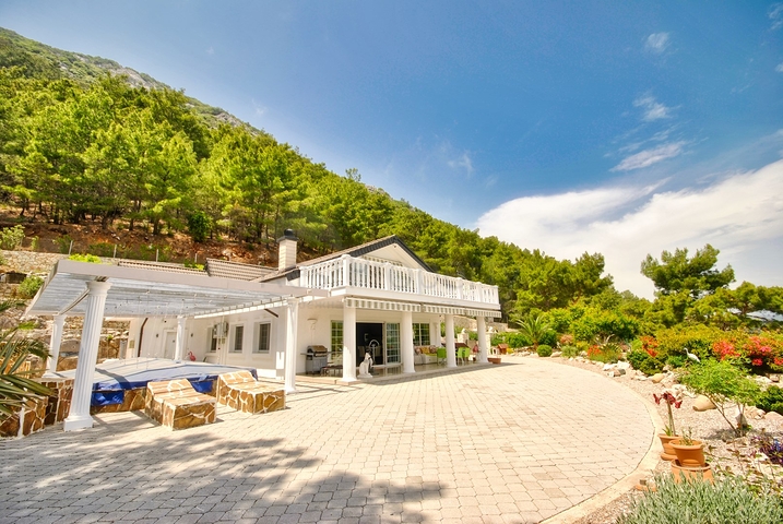 فيلا رائعة منفصلة للبيع مطلة على البحر في أنطاليا - كيمير