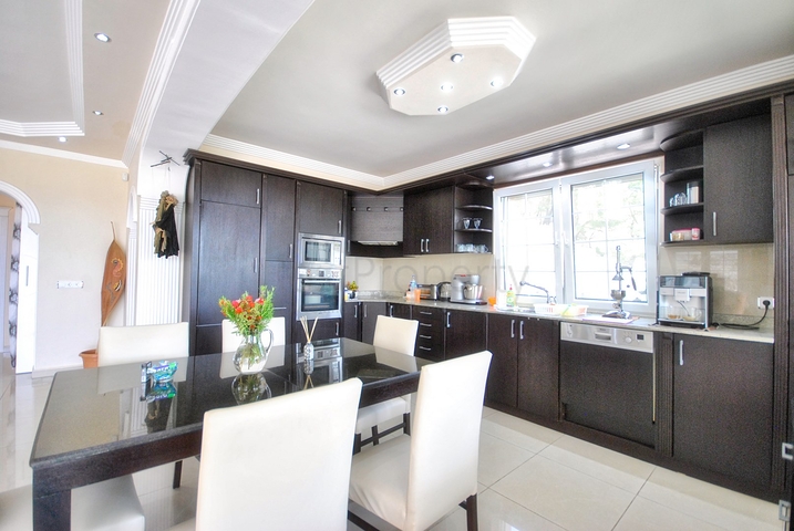 فيلا رائعة منفصلة للبيع مطلة على البحر في أنطاليا - كيمير