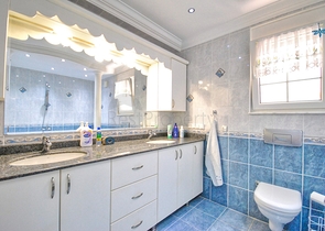 فيلا رائعة منفصلة للبيع مطلة على البحر في أنطاليا - كيمير