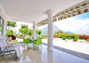 فيلا رائعة منفصلة للبيع مطلة على البحر في أنطاليا - كيمير