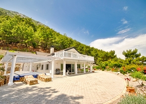 فيلا رائعة منفصلة للبيع مطلة على البحر في أنطاليا - كيمير