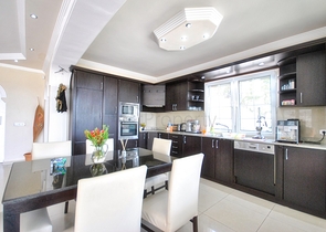 فيلا رائعة منفصلة للبيع مطلة على البحر في أنطاليا - كيمير