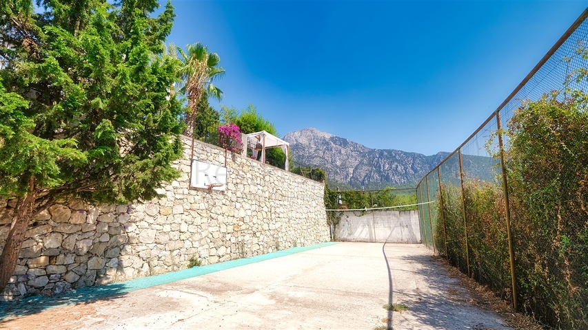 فيلا فاخرة مع مسبح خاص وإطلالات على البحر