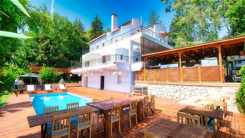 فيلا فاخرة مع مسبح خاص وإطلالات على البحر