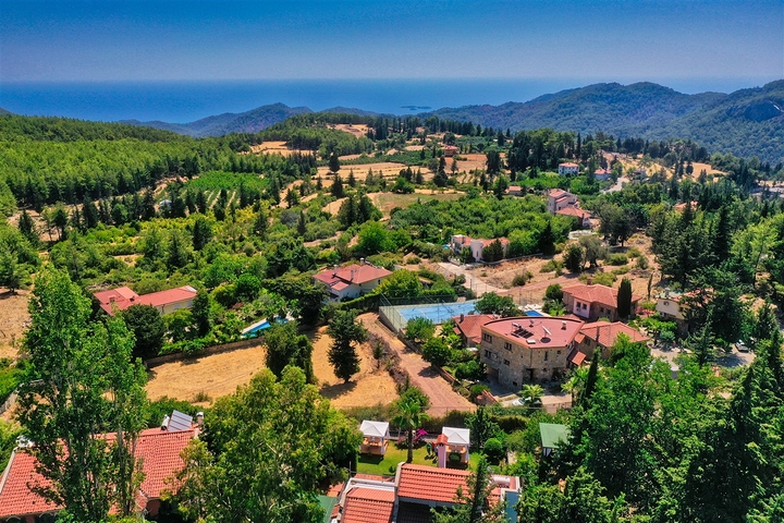 فيلا فاخرة مع مسبح خاص وإطلالات على البحر