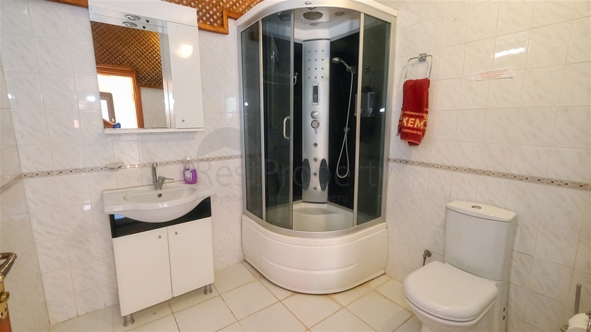 فيلا فاخرة مع مسبح خاص وإطلالات على البحر