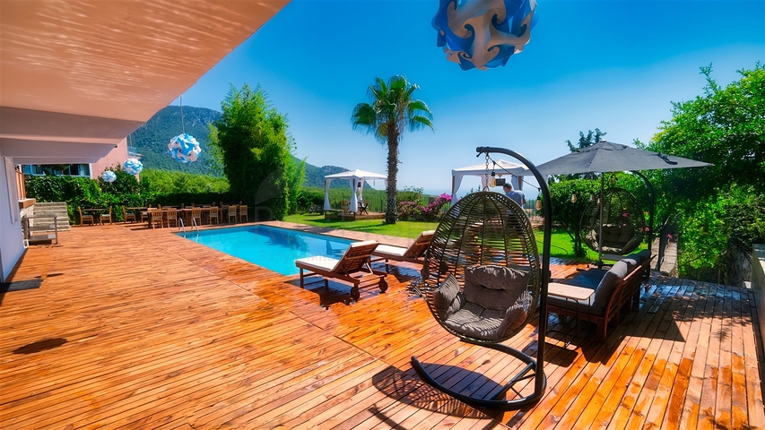 فيلا فاخرة مع مسبح خاص وإطلالات على البحر
