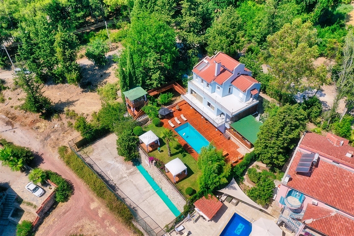 فيلا فاخرة مع مسبح خاص وإطلالات على البحر