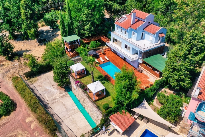 فيلا فاخرة مع مسبح خاص وإطلالات على البحر