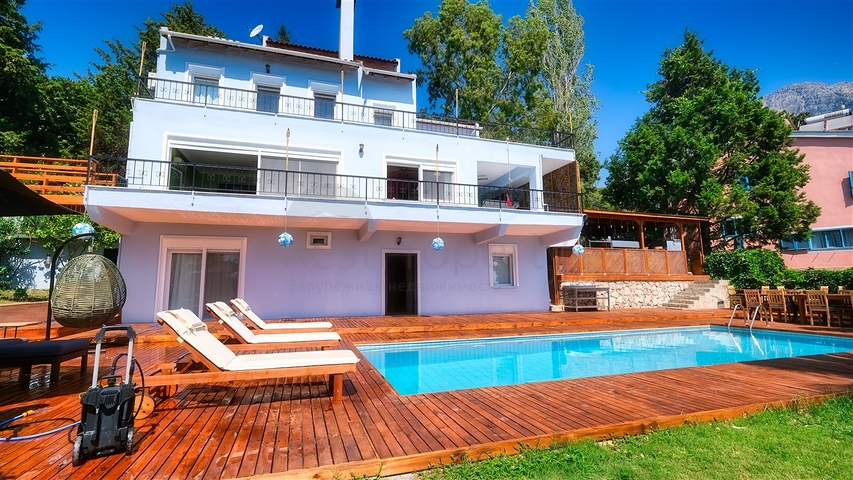 فيلا فاخرة مع مسبح خاص وإطلالات على البحر