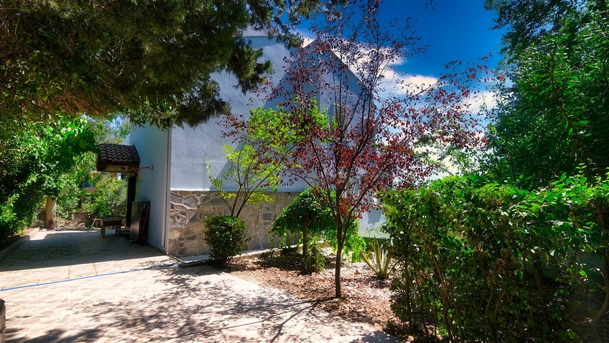 فيلا فاخرة مع مسبح خاص وإطلالات على البحر