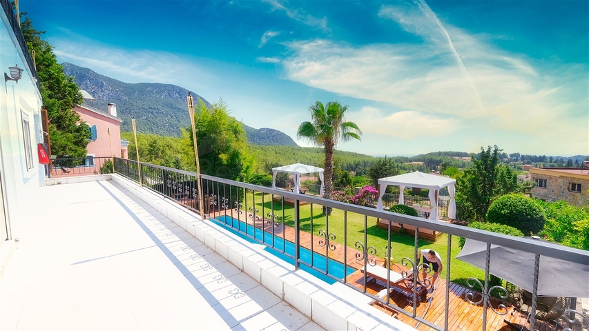 فيلا فاخرة مع مسبح خاص وإطلالات على البحر