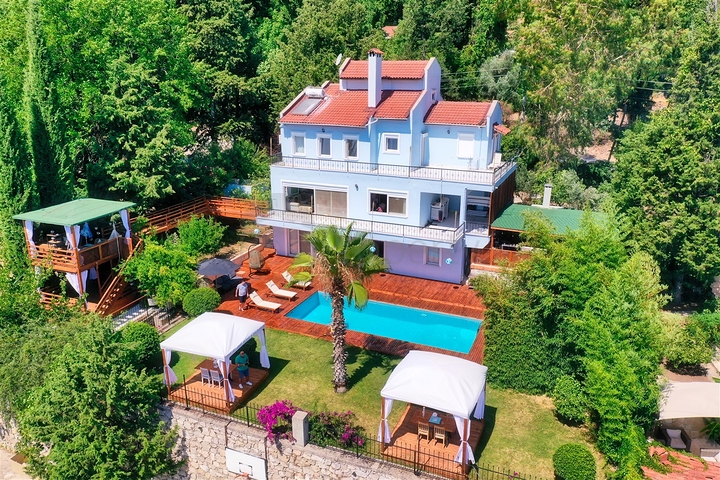 فيلا فاخرة مع مسبح خاص وإطلالات على البحر