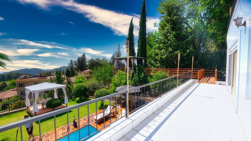 فيلا فاخرة مع مسبح خاص وإطلالات على البحر