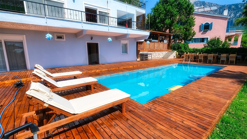 فيلا فاخرة مع مسبح خاص وإطلالات على البحر