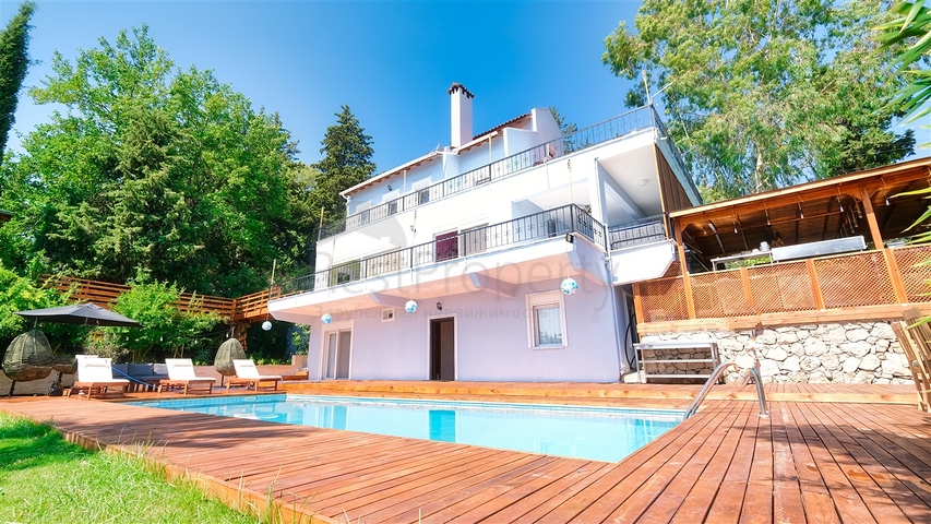 فيلا فاخرة مع مسبح خاص وإطلالات على البحر