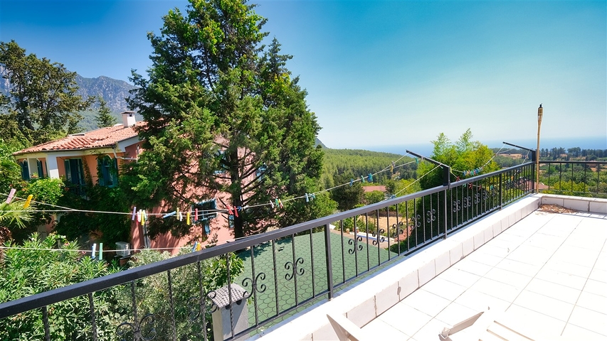 فيلا فاخرة مع مسبح خاص وإطلالات على البحر