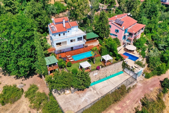 فيلا فاخرة مع مسبح خاص وإطلالات على البحر