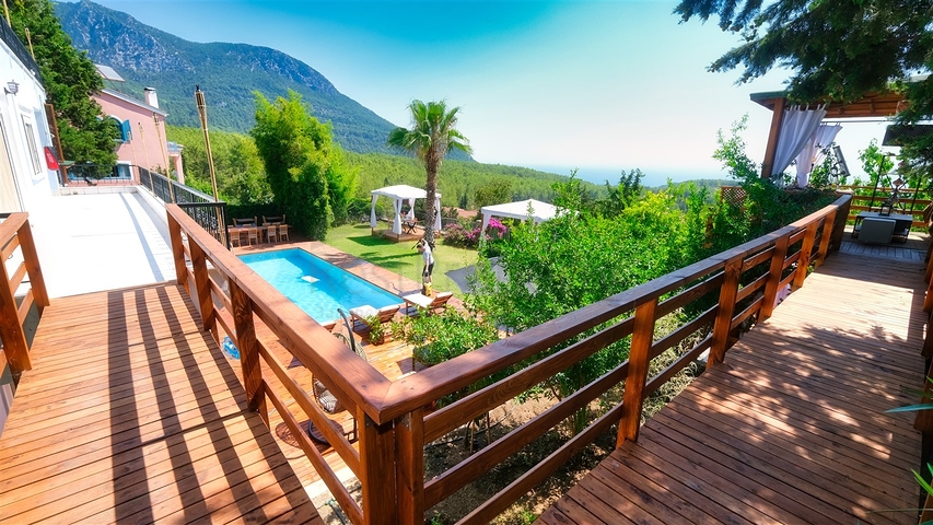 فيلا فاخرة مع مسبح خاص وإطلالات على البحر