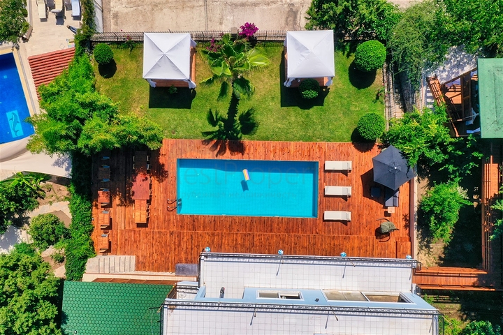 فيلا فاخرة مع مسبح خاص وإطلالات على البحر