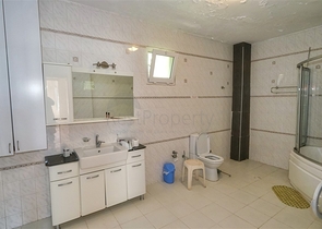 فيلا فاخرة مع مسبح خاص وإطلالات على البحر