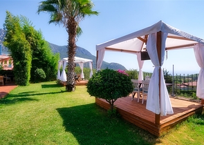 فيلا فاخرة مع مسبح خاص وإطلالات على البحر