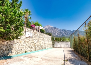 فيلا فاخرة مع مسبح خاص وإطلالات على البحر